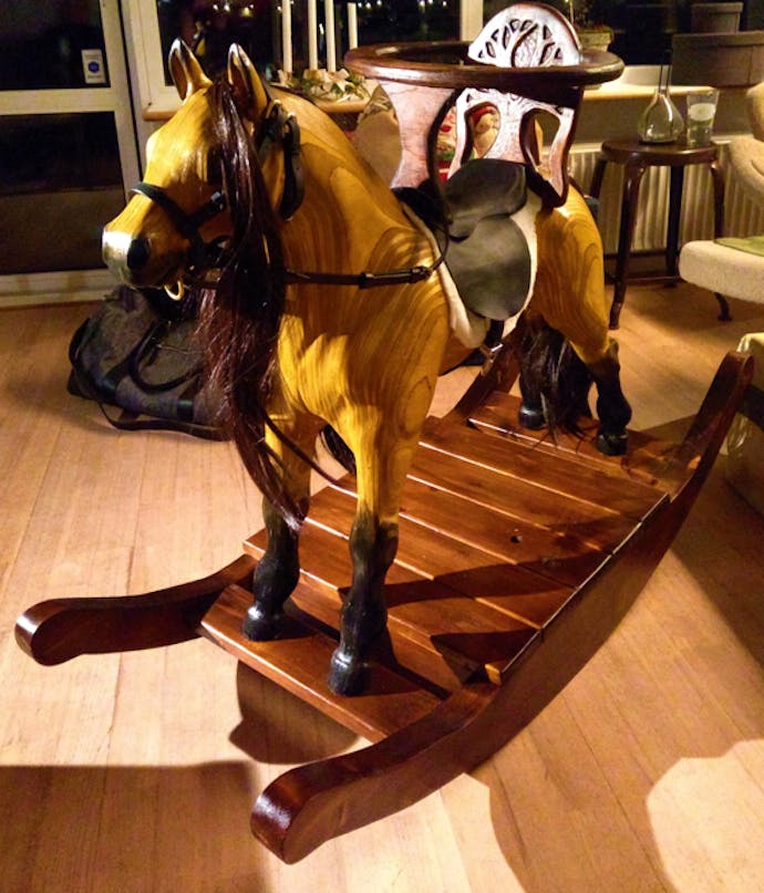 Vanerista rakennettu keinuhevonen syöttötuolilla Vanerista rakennettu keinuhevonen syöttötuolilla